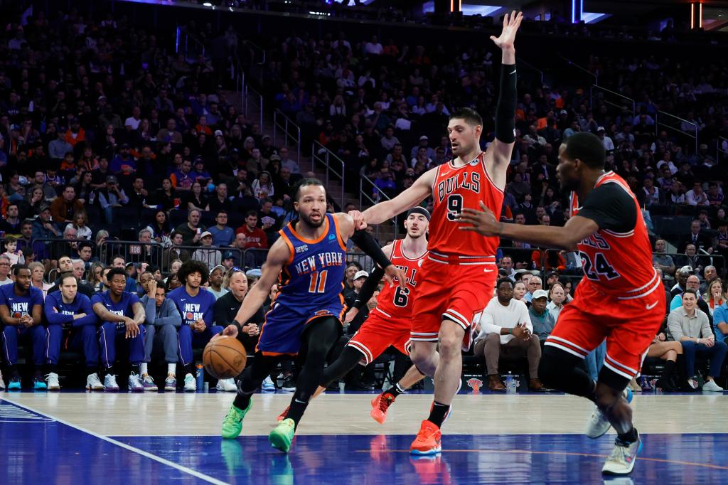 Jalen Brunson drives against the Bulls during the Knicks' win Sunday.