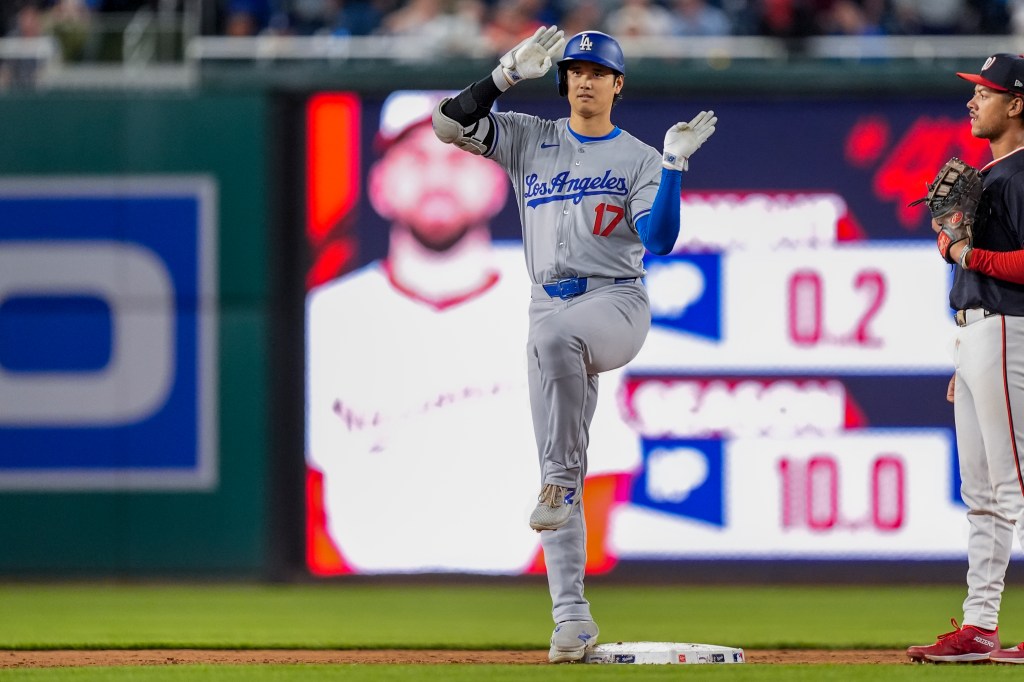  Dodgers designated hitter Shohei Ohtani celebrates his RBI double