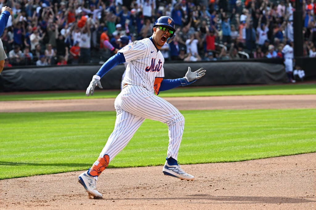 Mark Vientos celebrates his 11th inning home run to give the Mets the win on Sunday.