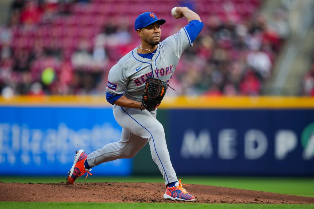 Jose Quintana pitched into the sixth inning for the Mets against the Reds.