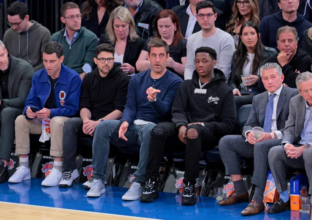 Jerry Ferrara, Jets Aaron Rodgers, and Sauce Gardner sit court side during the third quarter.