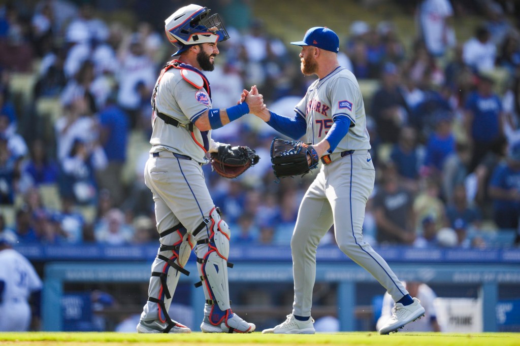 reed Garrett (R.) celebrates with Omar Narvaez during the Mets' win over the Dodgers on April 20, 2024. 