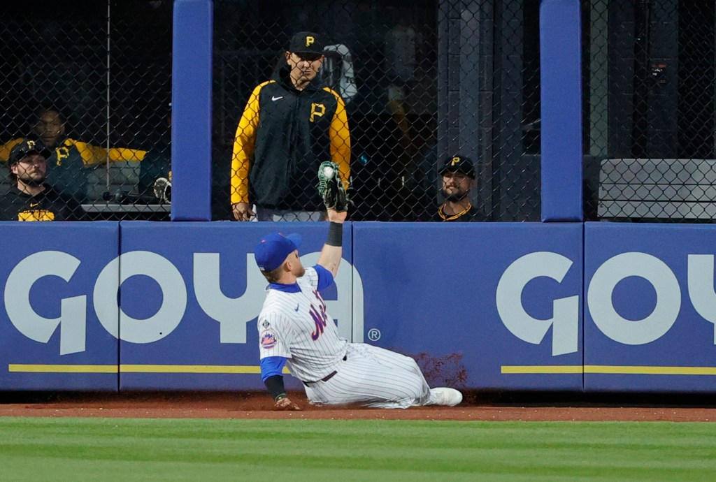 Harrison Bader makes a  diving catch for the Mets against the Pirates on Tuesday night.