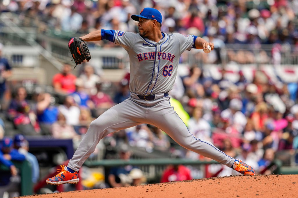 Mets starting pitcher Jose Quintana (62) pitches against the Atlanta Braves