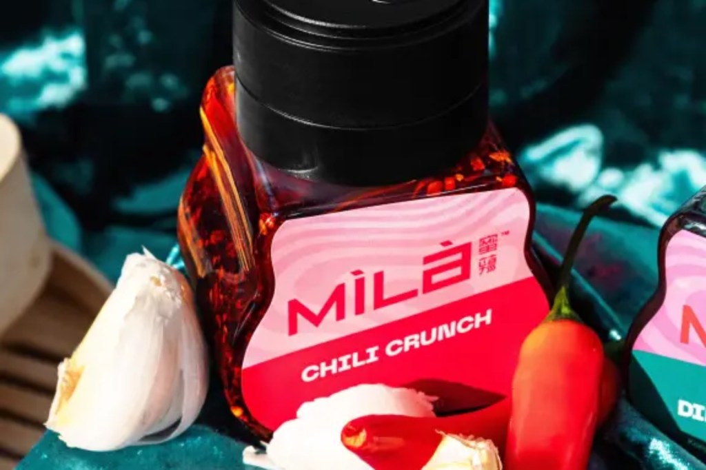 Close-up of Mile chili crunch with garlic cloves and Chile pepper. 