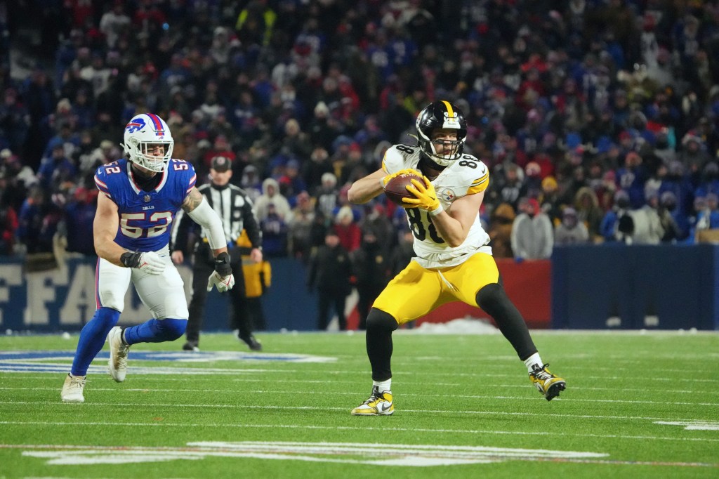 Steelers tight end Pat Freiermuth (88) makes a catch against the Bills in January 2024.