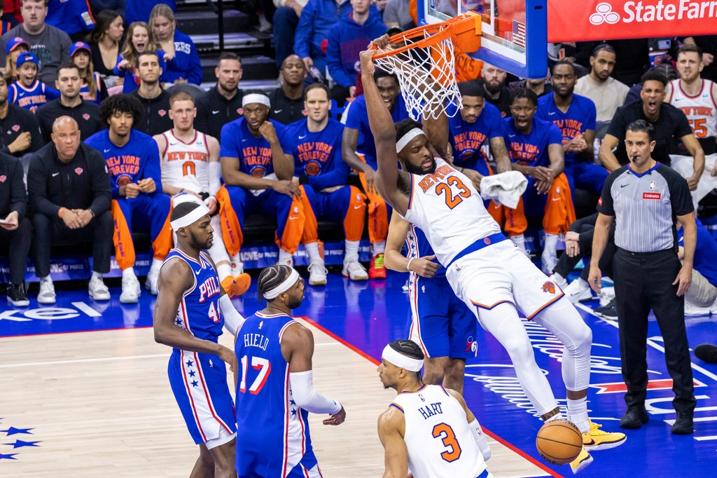 Mitchell Robinson dunks during the first half of the Knicks-76ers game Thursday,