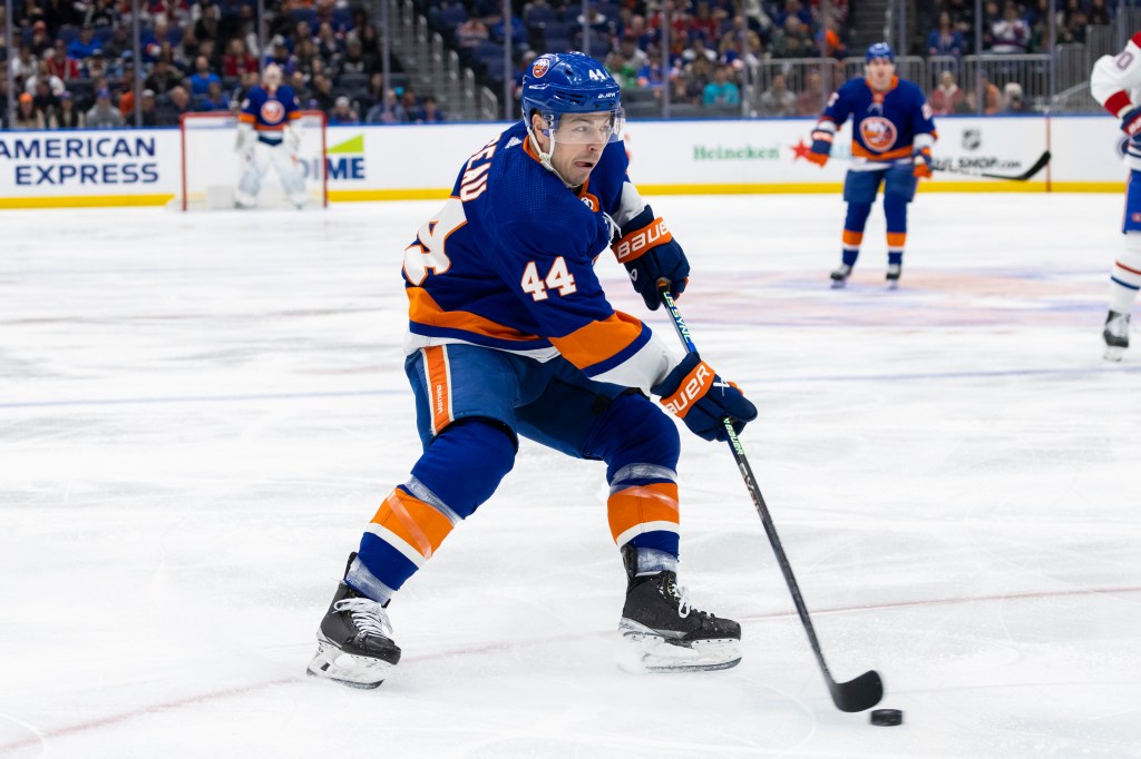 Islanders center Jean-Gabriel Pageau (44) shoots during the first period