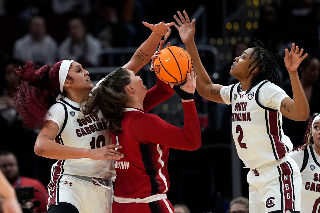 Kamilla Cardoso (l.) led South Carolina with 22 points, 11 rebounds and two blocks in the Final Four.