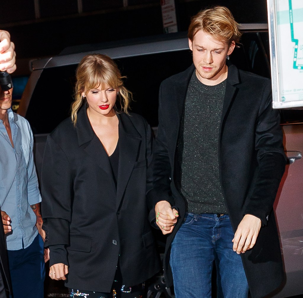 Taylor Swift with Joe Alwyn. 