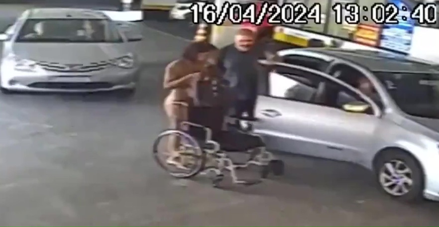 Surveillance video shows Érika de Souza Vieira Nunes in a parking lot of a Rio de Janeiro bank after bringing her dead uncle by rideshare cab to sign financial documents