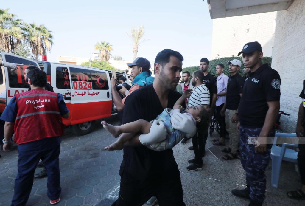 Gaza City - October 14, 2023.Israel Palestine conflict.Transporting children injured in the bombing of Deir al-Balah (Credit Image: © Wafa/ROPI via ZUMA Press)