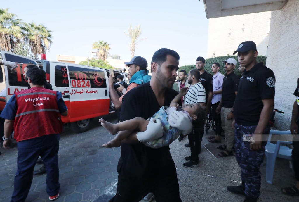 Gaza City - October 14, 2023.Israel Palestine conflict.Transporting children injured in the bombing of Deir al-Balah (Credit Image: © Wafa/ROPI via ZUMA Press)
