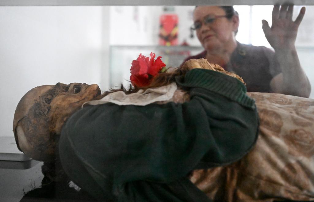 Clovisnerys Bejarano, 63 visits her deceased mother Saturnina Torres.