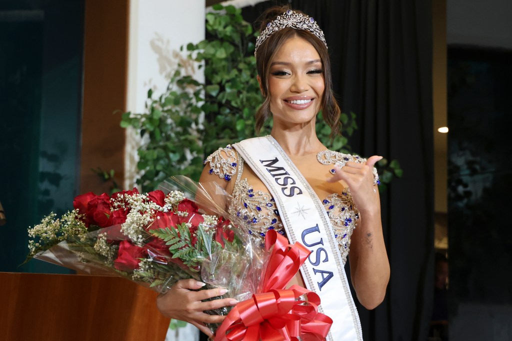 Savannah Gankiewicz accepts the crown.