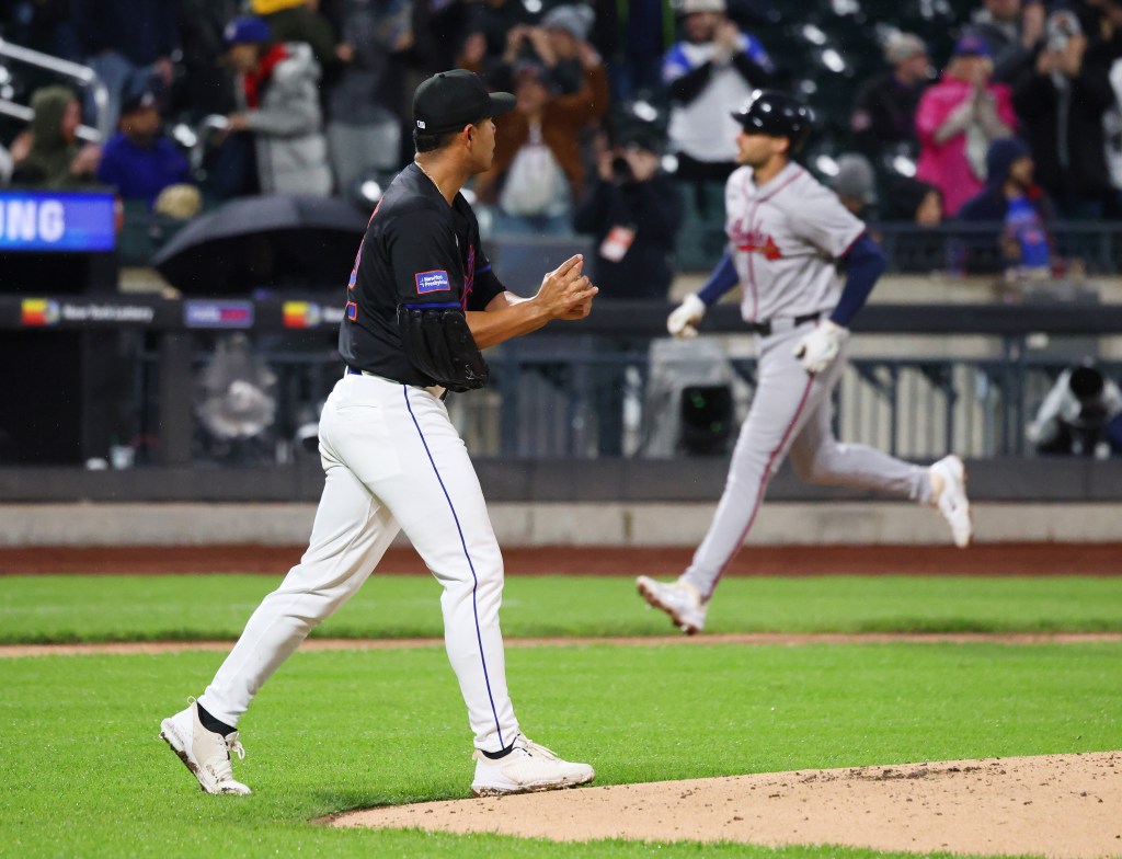 New York Mets pitcher Jose Quintana (62) gives up a two-run home run to Atlanta Braves first base Matt Olson