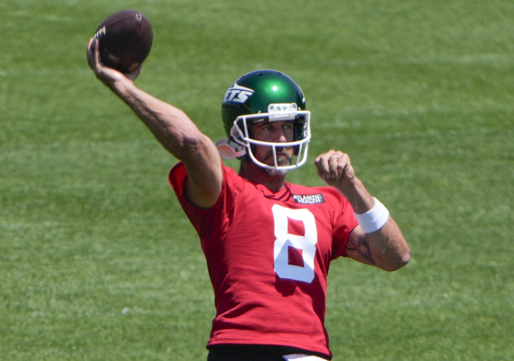 Aaron Rodgers throws a pass during Jets' OTAs on Tuesday.