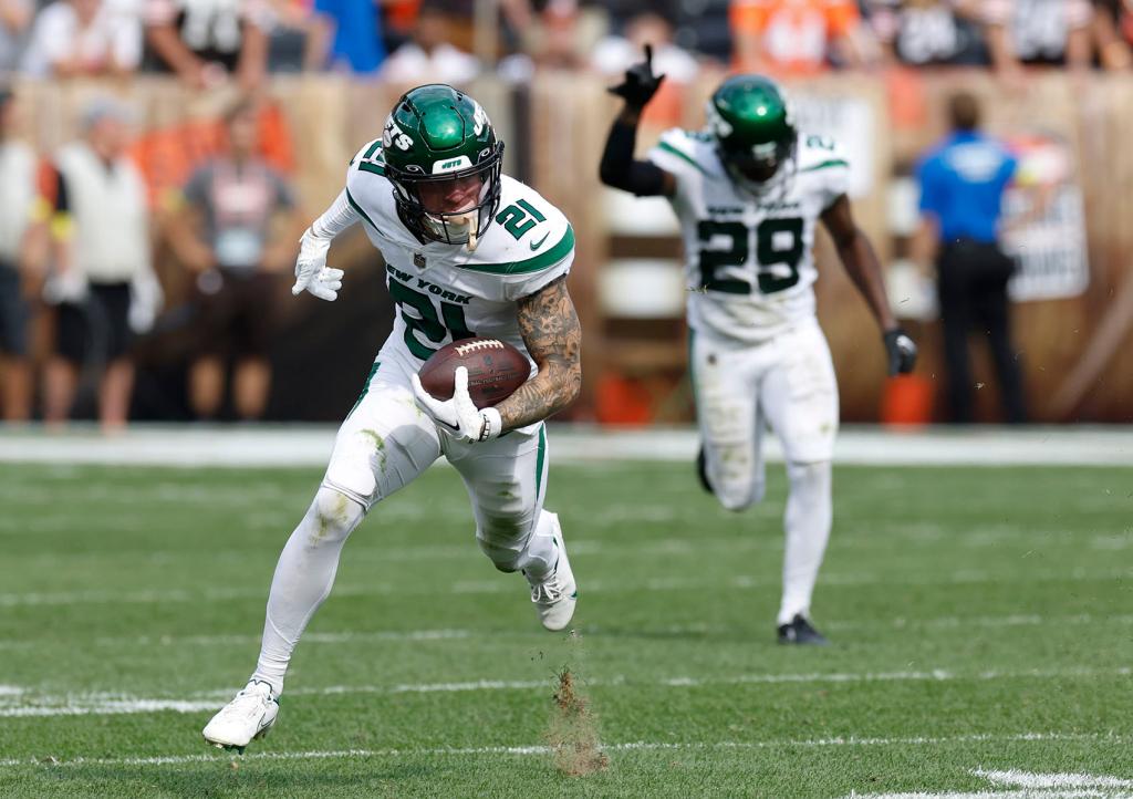 New York Jets safety Ashtyn Davis runs with the ball after making an interception of a pass by Cleveland Browns quarterback Jacoby Brissett during the second half of an NFL football game Sept. 18, 2022, in Cleveland. The Jets re-signed Davis on Thursday, April 11, 2024, bringing back a key contributor in the secondary and on special teams.