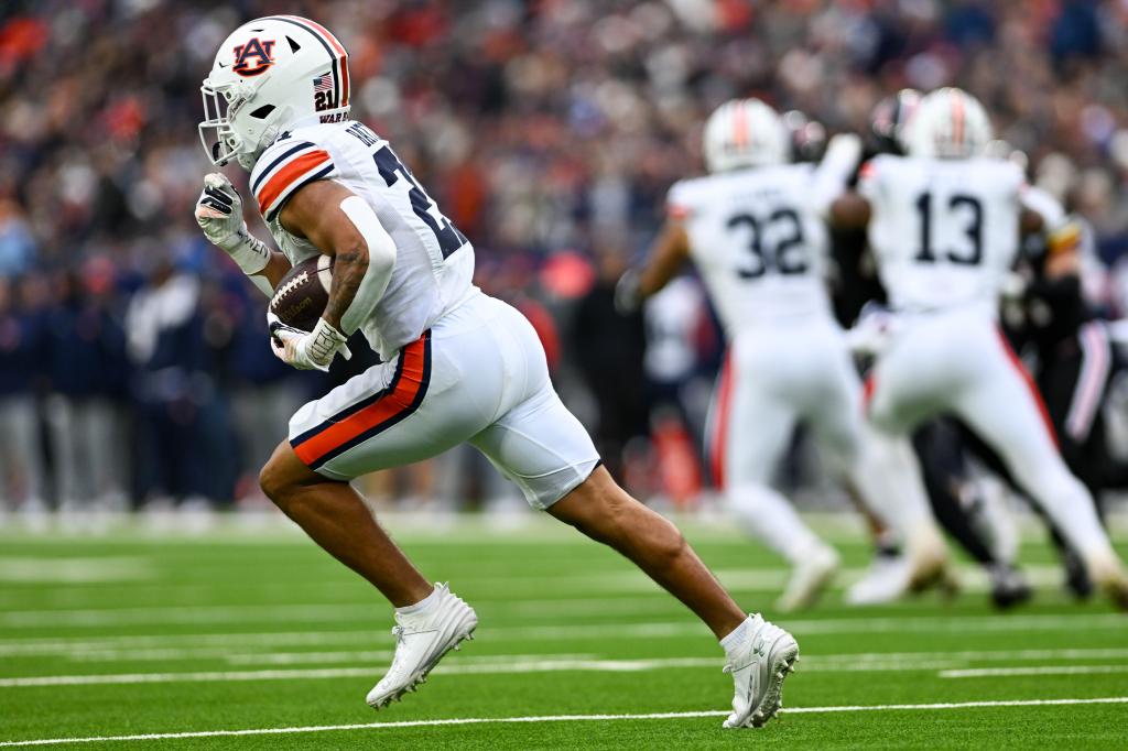 Brian Battie #21 of the Auburn Tigers runs the ball against the Maryland Terrapins