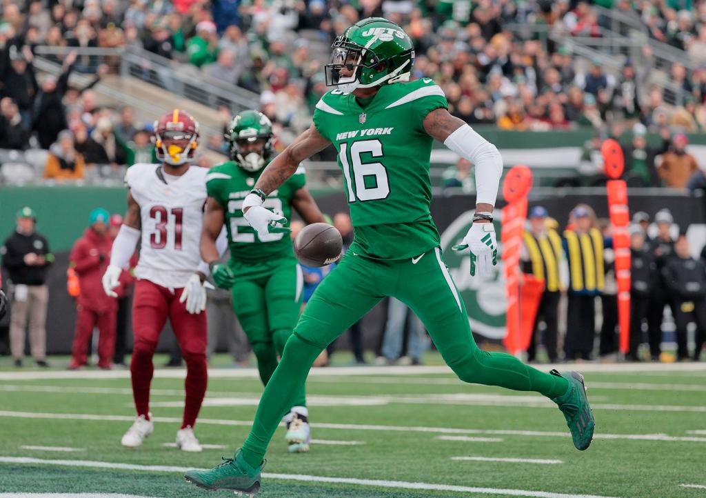 New York Jets wide receiver Jason Brownlee #16 scores a touchdown during the first quarter.