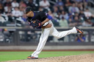 Edwin Diaz pitches for the Mets during the seventh inning of Friday's game.