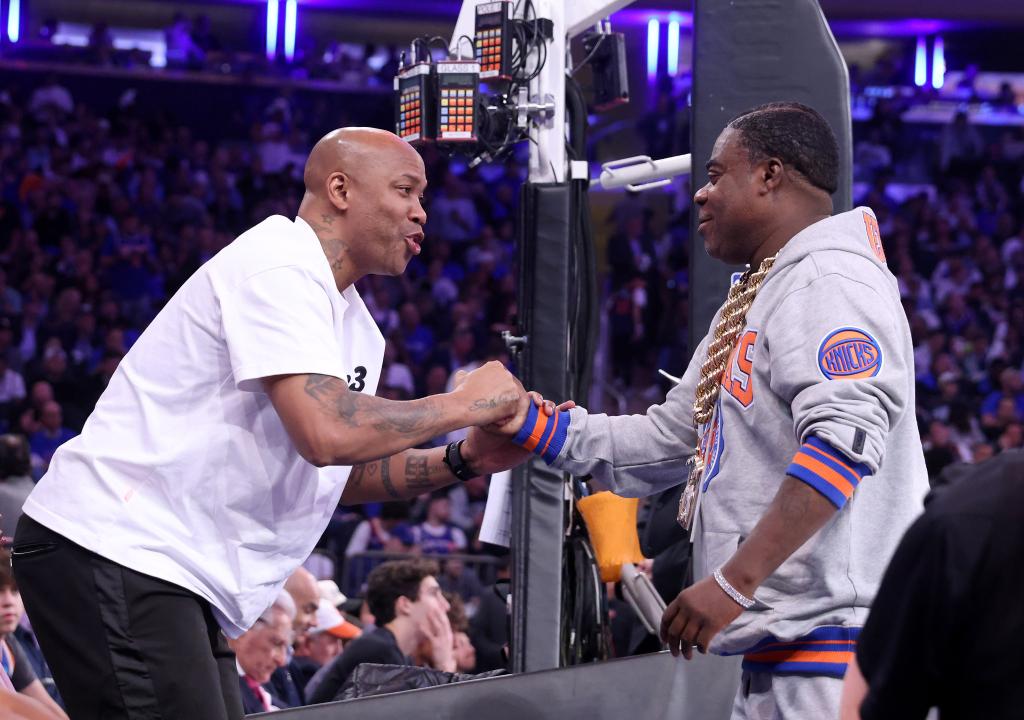 Knicks great Stephon Marbury greets comedian Tracy Morgan during the second quarter.