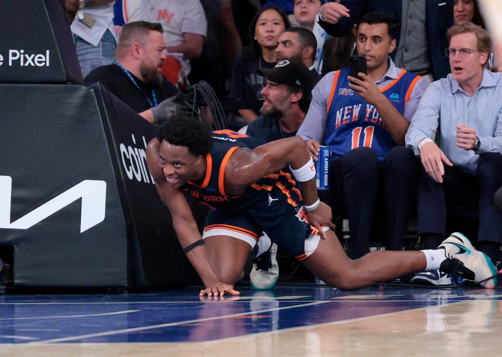 New York Knicks forward OG Anunoby #8 grabs his leg after he injuries his hamstring driving to the basket during the third quarter.