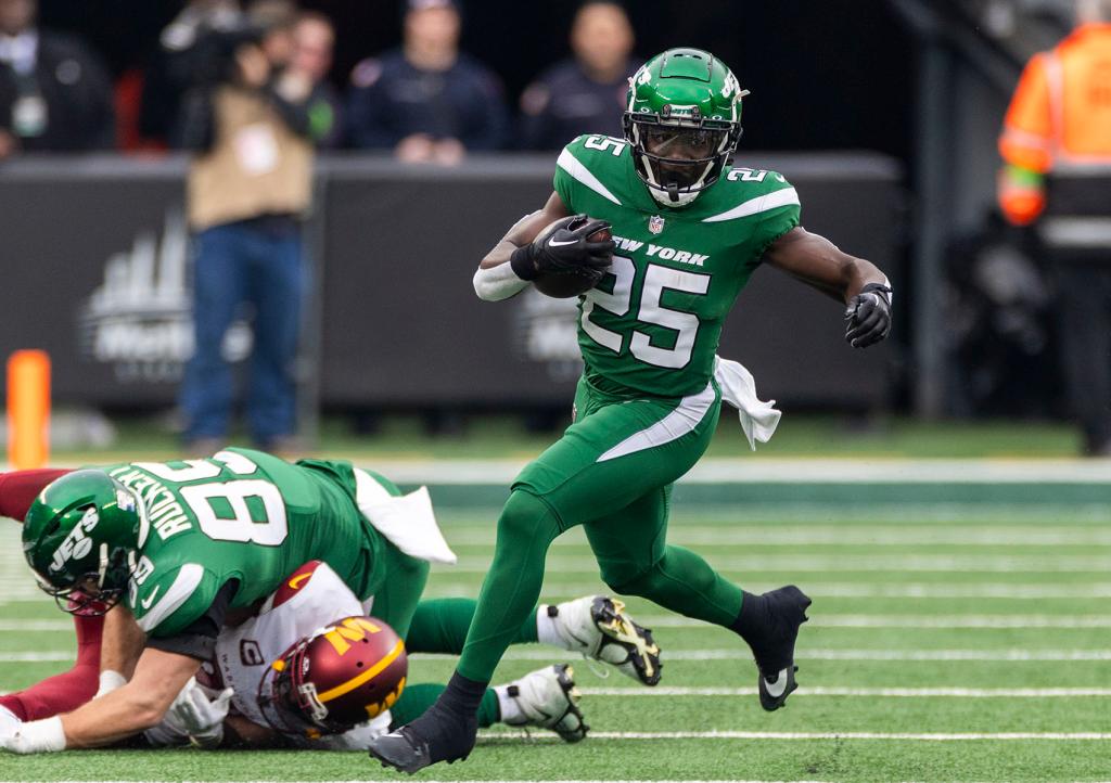 New York Jets running back Israel Abanikanda (25) runs the ball in the first half at MetLife Stadium, Sunday, Dec. 24, 2023, in East Rutherford, NJ. 
