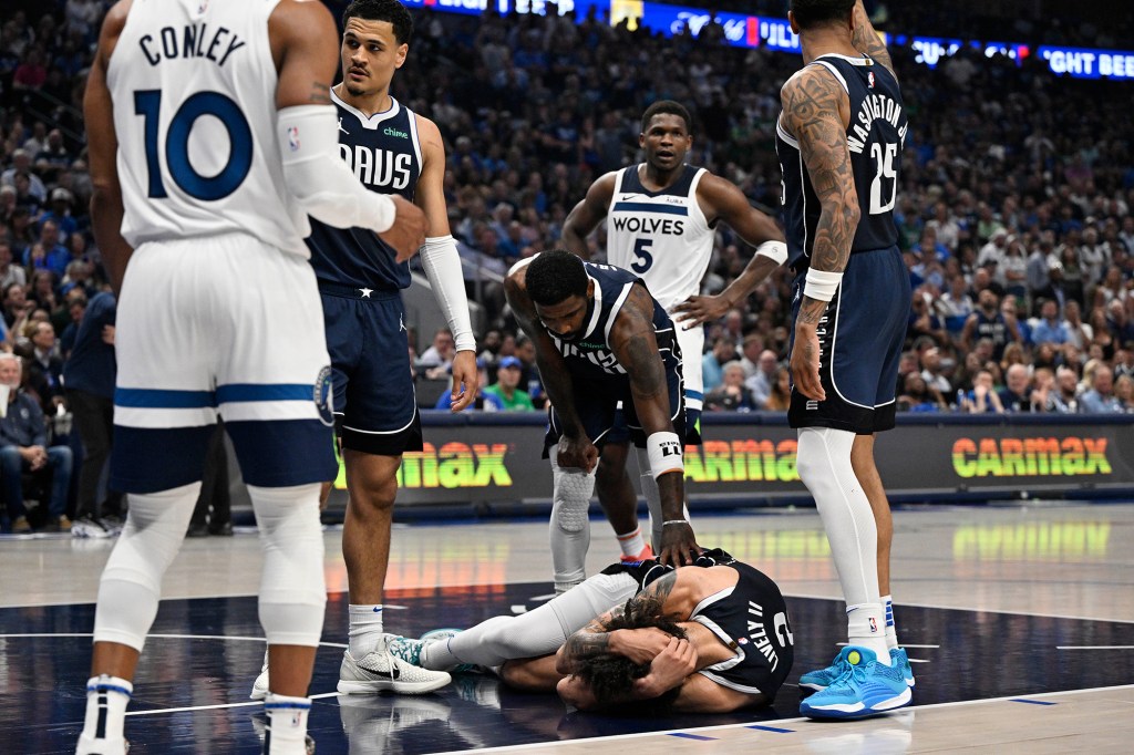 Dereck Lively II took a knee to the head during the first half of the Mavericks' game Sunday.