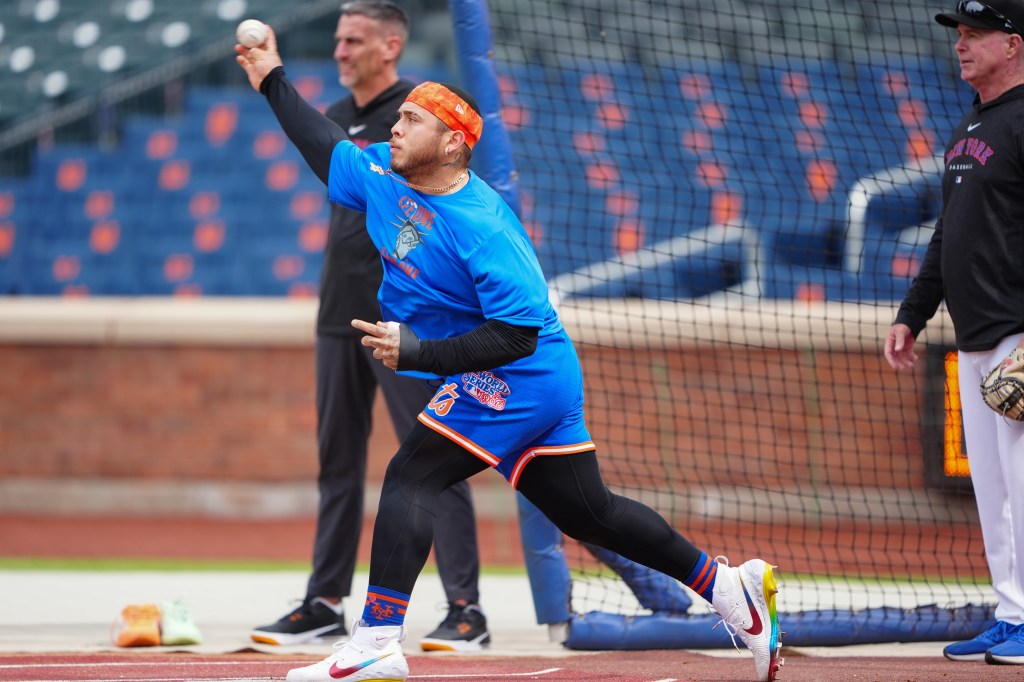 Francisco Alvarez (4) takes some rehab throws prior to the game against the Philadelphia Phillies at Citi Field. 