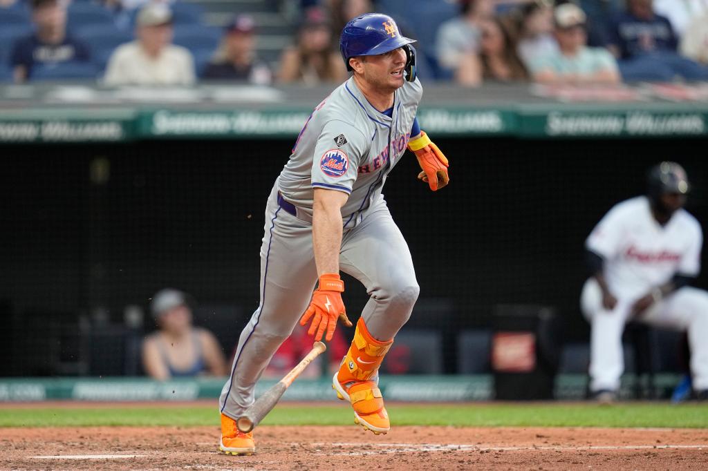 Mets' Pete Alonso drops his bat as he runs to first base with a single in the sixth inning.