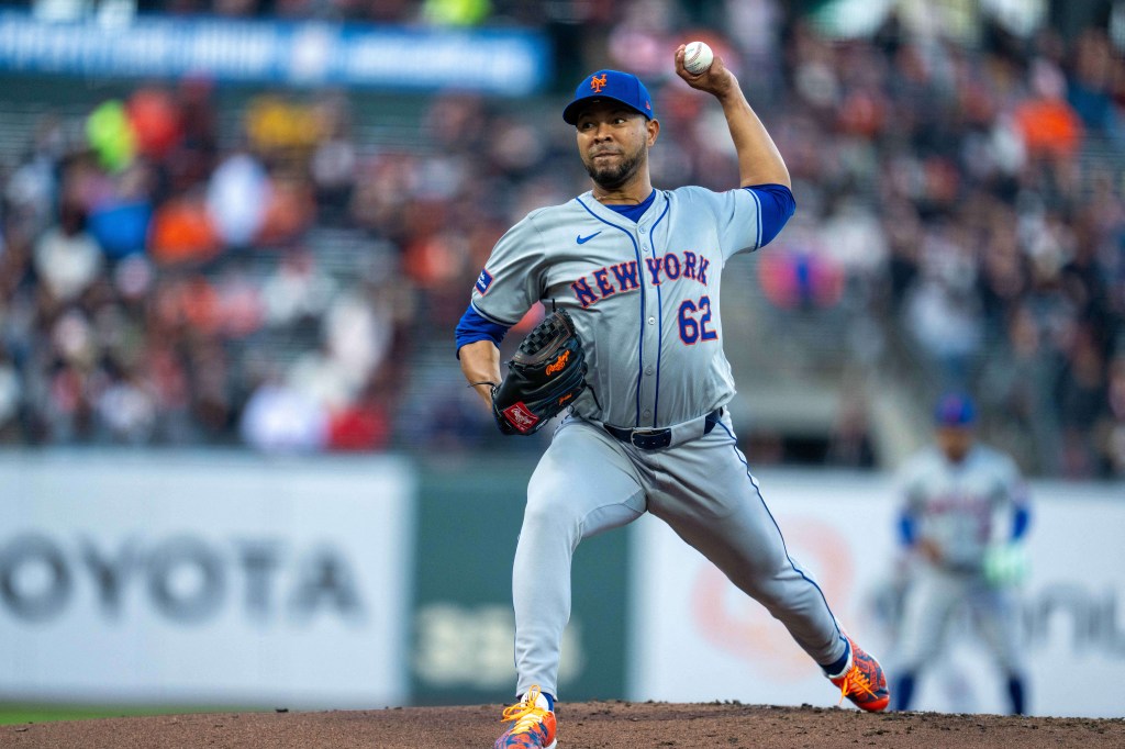 New York Mets pitcher Jose Quintana (62) throwing a ball during a game against the San Francisco Giants at Oracle Park