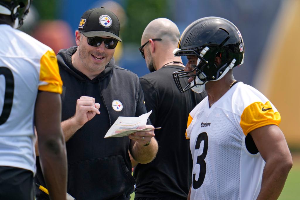 Steelers offensive coordinator Arthur Smith speaks with Russell Wilson during OTAs.