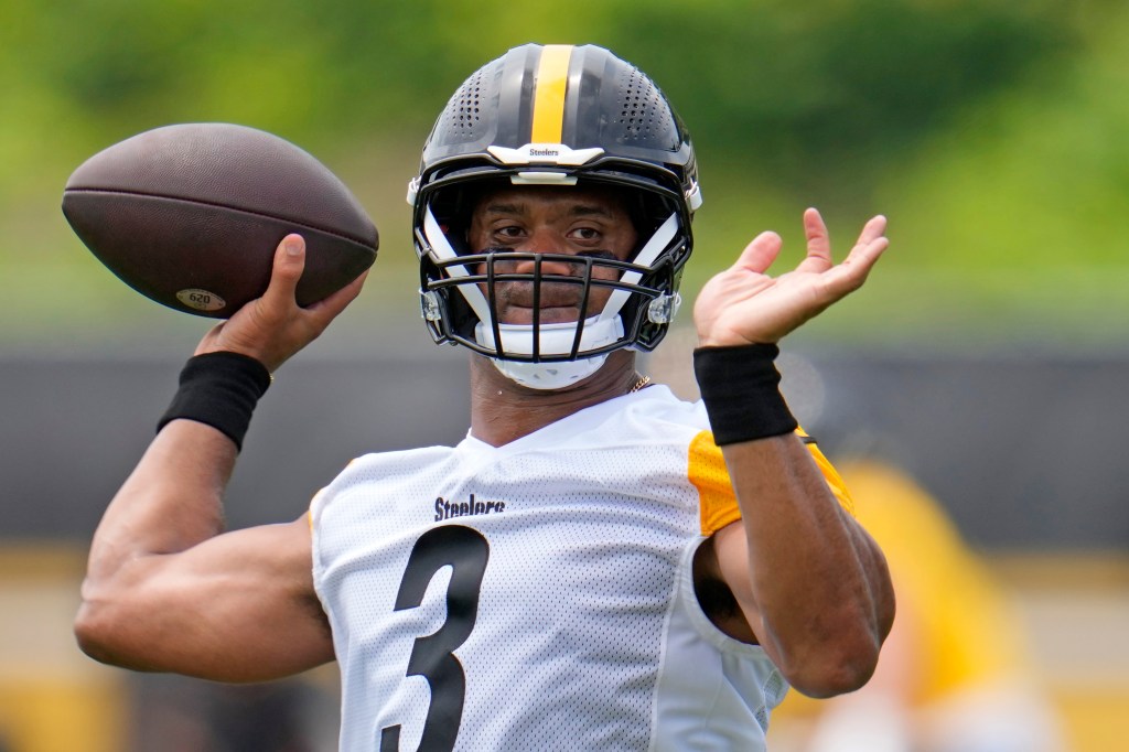 Russell Wilson throws a pass during Steelers OTAs on May 21, 2024.