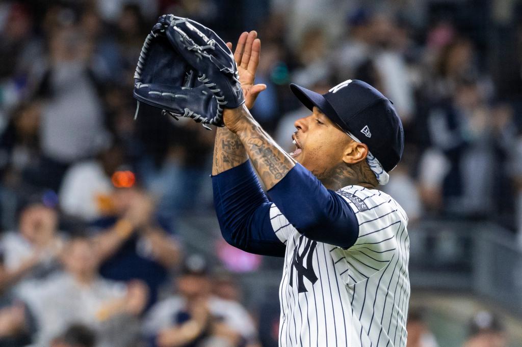 Marcus Stroman exits to cheers in the eighth inning of the Yankees' loss to the Mariners on Monday.