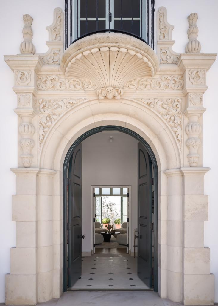 A dramatic double door entry to the LA mansion.