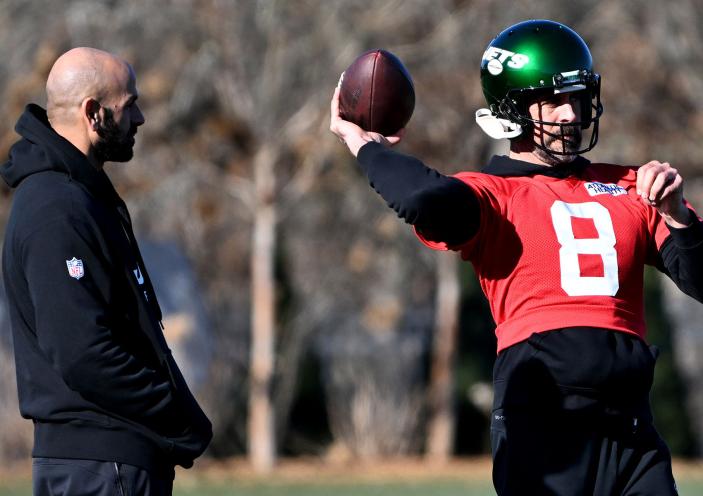 Jets head coach Robert Saleh talks with quarterback Aaron Rodgers (8) at practice in Florham Park, NJ.