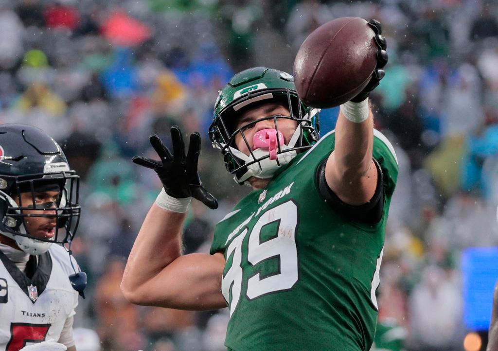 New York Jets tight end Jeremy Ruckert #89, celebrates after catching a pass for a 1st down in the 4th quarter.