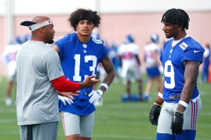 Steve Smith (l.) talks with Jalin Hyatt and Malik Nabers at the Giants' practice.