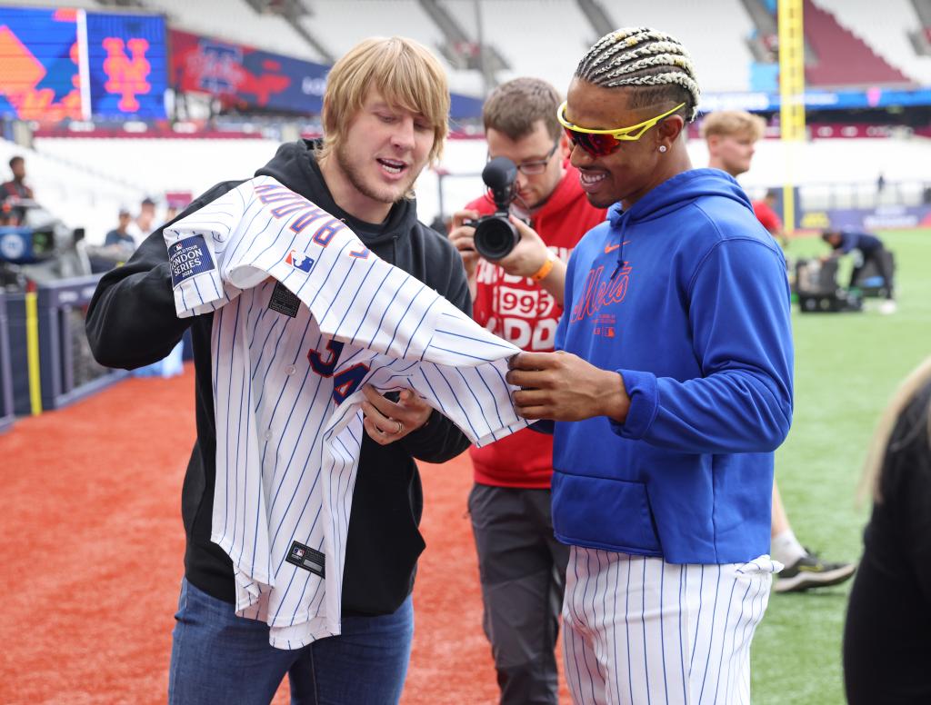 New York Mets shortstop Francisco Lindor #12, with UFC fighter Patty the Baddy Pimblett, during the Mets workout at London Stadium.