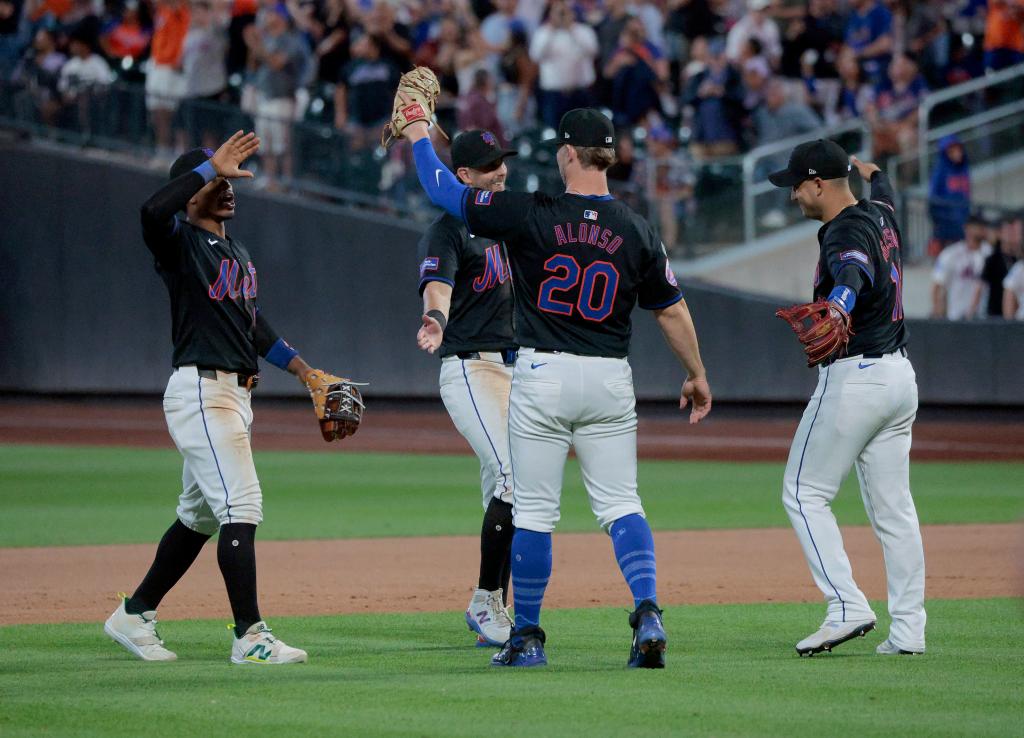 The Mets celebrate the win.