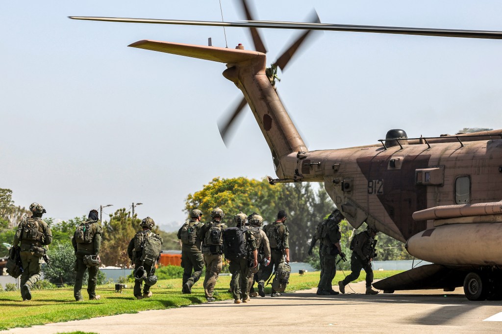 Israeli special forces soldiers boarding a CH-53 Sea Stallion military helicopter at Sheba Tel-HaShomer Medical Centre helipad, after rescuing hostages from Gaza Strip
