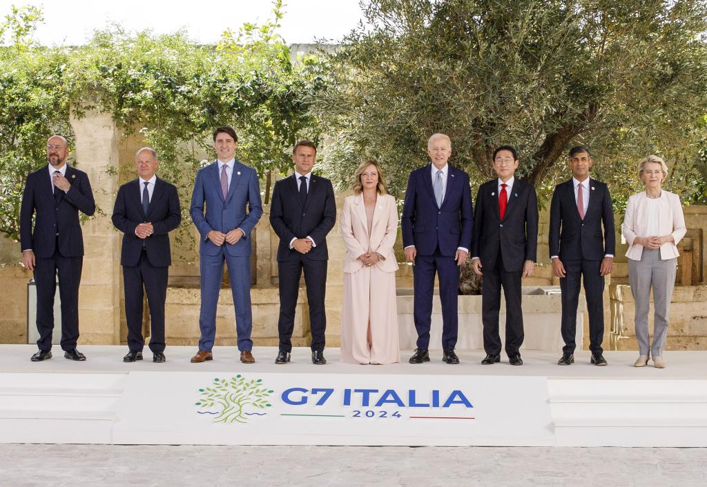 Biden and Meloni posing with other leaders of the G7 countries.