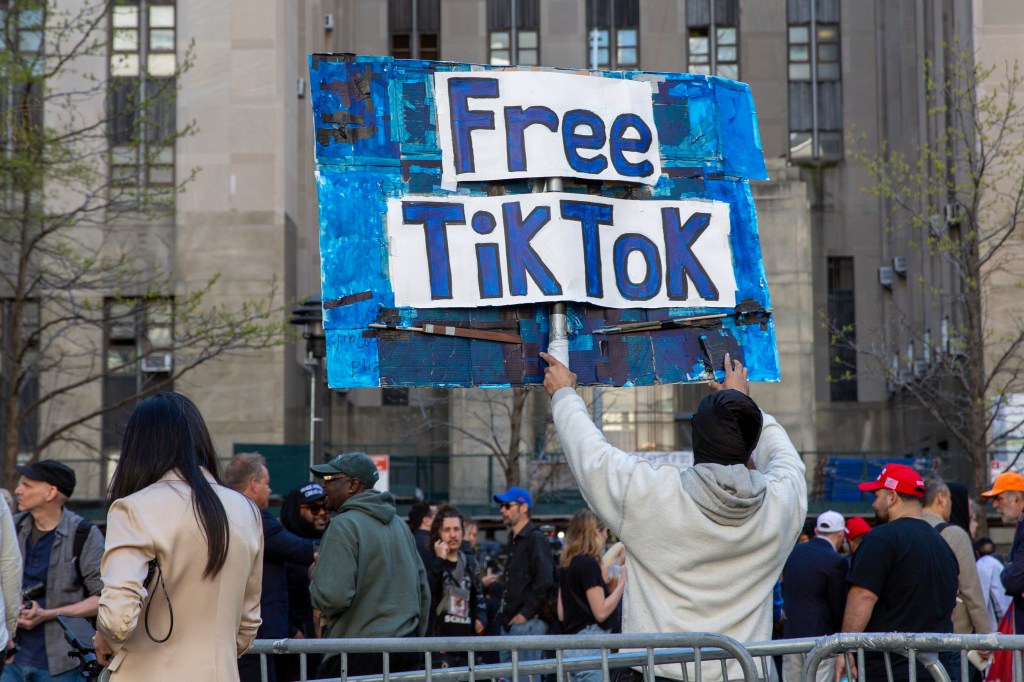 Pro-TikTok protesters