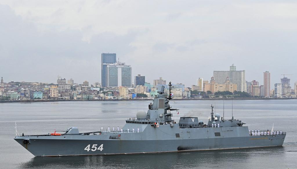 Russian frigate Admiral Gorshkov enters the Cuban shore.