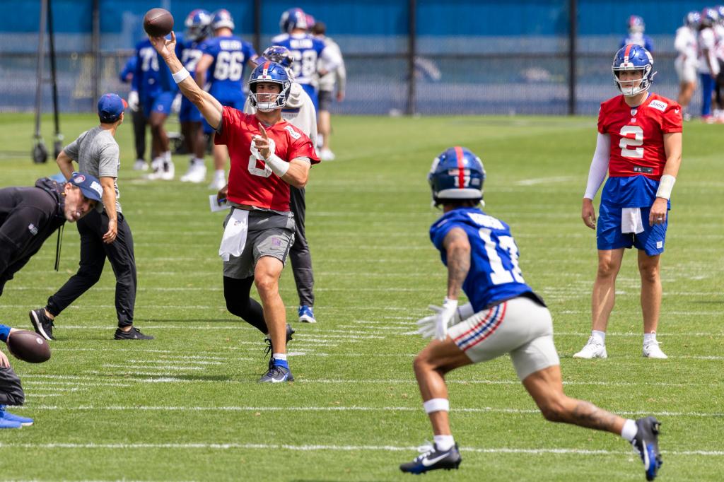 New York Giants quarterback Daniel Jones throws to wide receiver Wan'Dale Robinson 