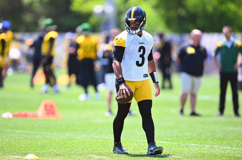 Russell Wilson #3 of the Pittsburgh Steelers works out during the Pittsburgh Steelers OTA offseason workout at UPMC Rooney Sports Complex on June 6 2024 in Pittsburgh.