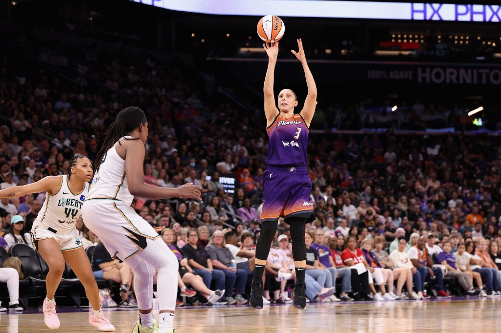 Diana Taurasi, who scored 19 points, shoots a jumper during the Mercury's win over the Liberty.