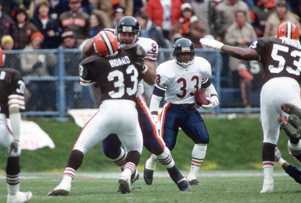 Darren Lewis returns a kickoff against the Cleveland Browns during an NFL football game on November 29, 1992 at Cleveland Municipal Stadium in Cleveland, OH. 
