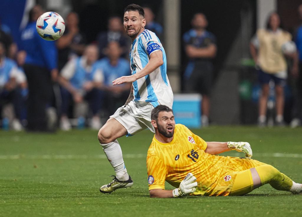 Lionel Messi tries to score over Canada goalkeeper Maxime Crepeau (16) during the second half of Argentina's win.